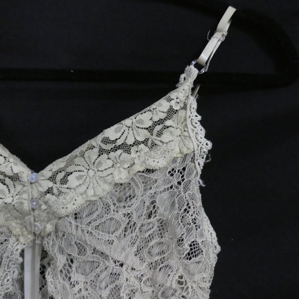 Elegant Lace V-Neck Camisole Top With 3 Button Front Detail P2P 13.5 inches - Picture 5 of 16